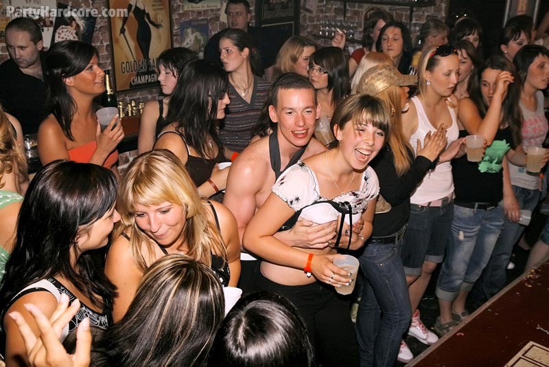 酔っぱらったセクシーな女たちがセックスパーティーでフェラチオしてファックする
 #78912162