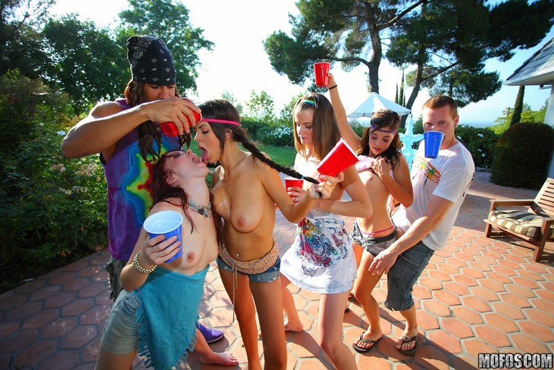 Quattro ragazze hippy sexy si ubriacano e fanno sesso orgiastico ad una festa
 #76800173