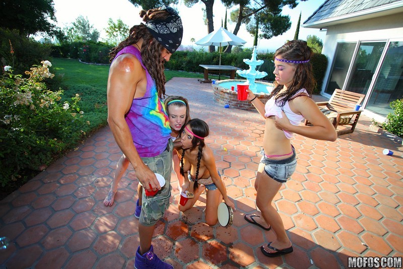 Cuatro chicas hippies se emborrachan y tienen una orgía en una fiesta
 #76800189