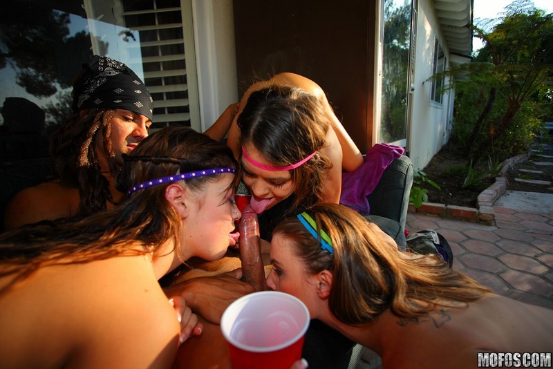 Cuatro chicas hippies se emborrachan y tienen una orgía en una fiesta
 #76800250
