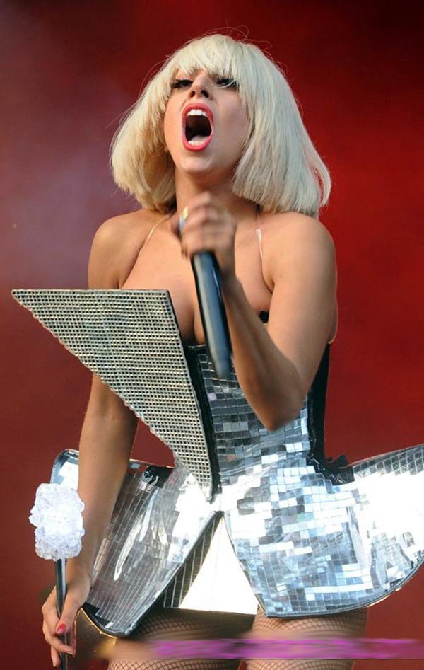 Lady Gaga zieht ihr Höschen herunter, um ihren Arsch zu zeigen
 #75390959