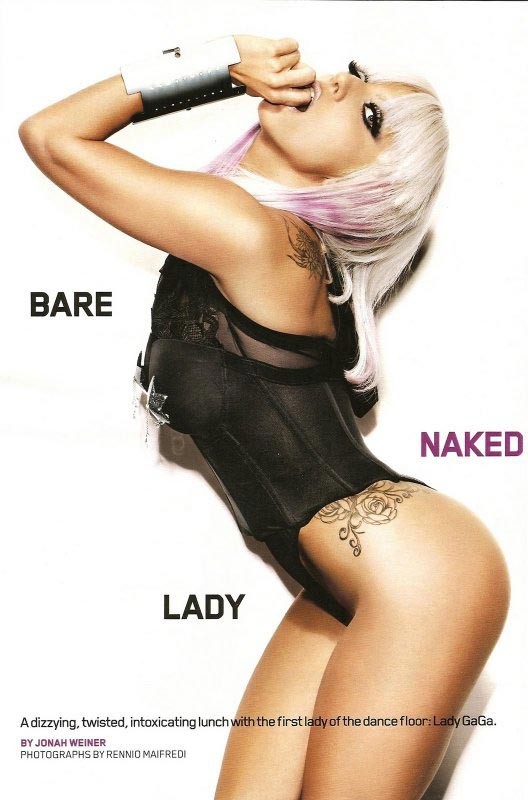 Lady Gaga zieht ihr Höschen herunter, um ihren Arsch zu zeigen
 #75391009