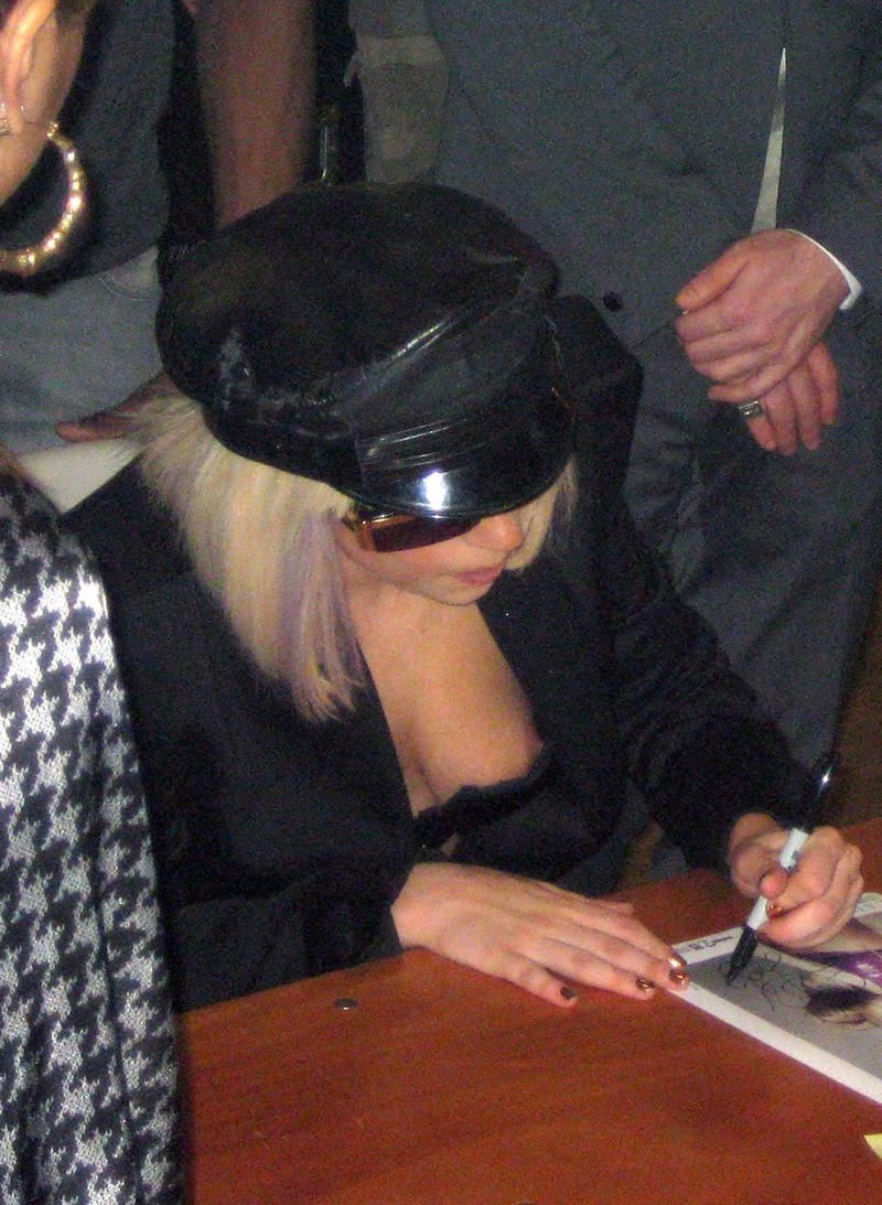 Lady Gaga zieht ihr Höschen herunter, um ihren Arsch zu zeigen
 #75391056