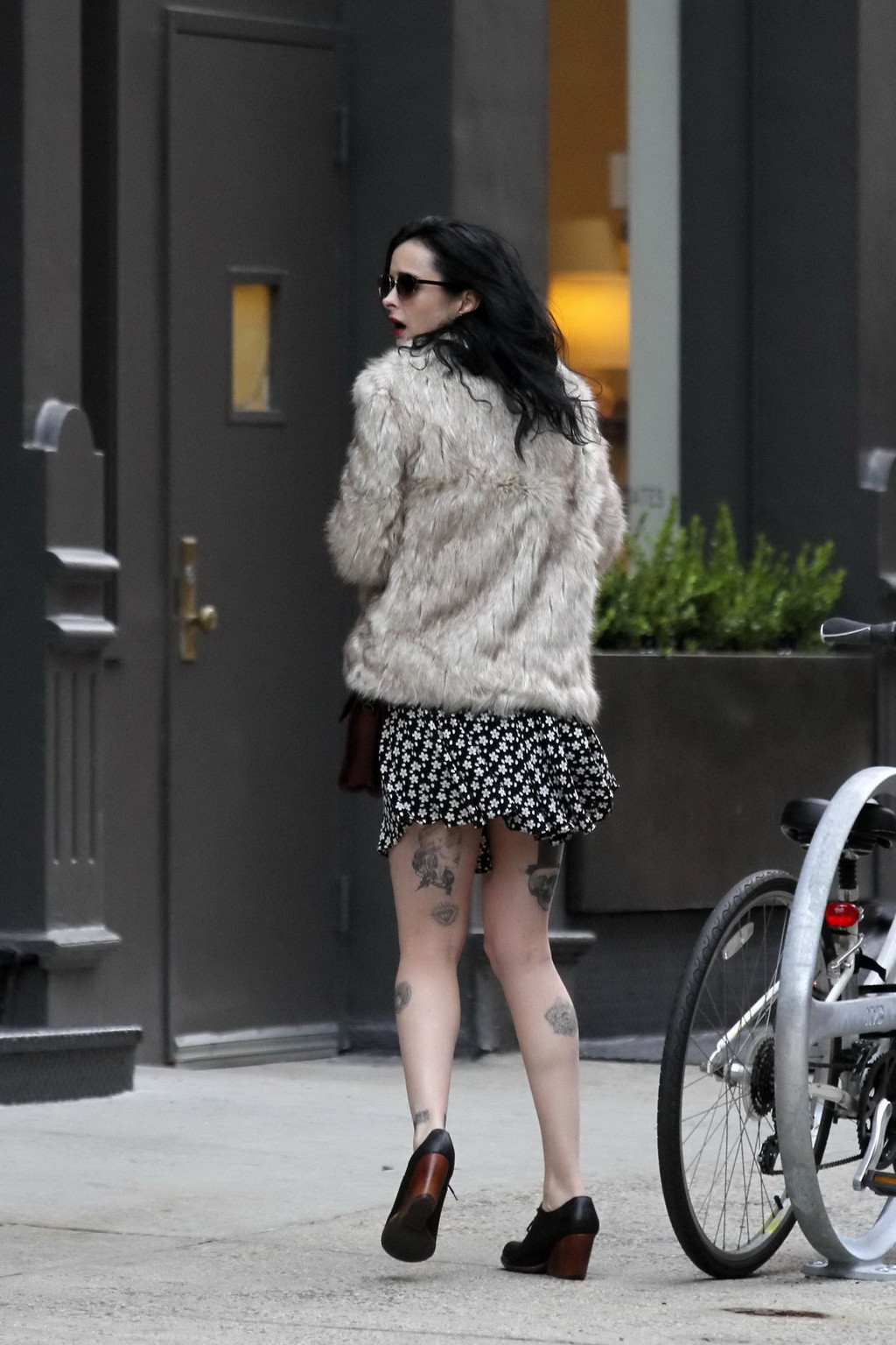 Krysten ritter upskirt in einem Blumendruck-Minikleid während der Dreharbeiten zu Asthma in nyc
 #75213511