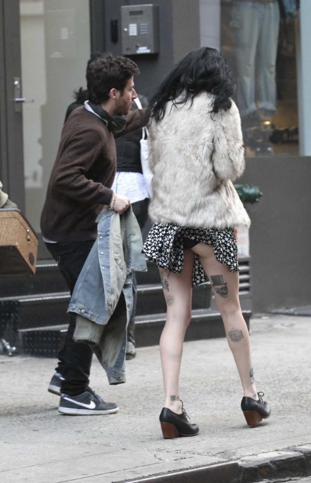 Krysten ritter upskirt in einem Blumendruck-Minikleid während der Dreharbeiten zu Asthma in nyc
 #75213518