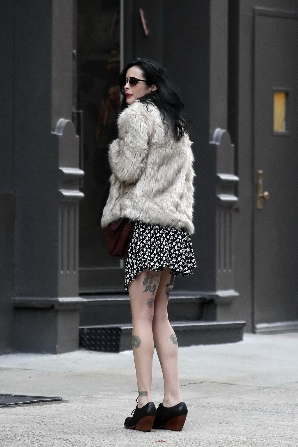 Krysten ritter upskirt in un mini abito con stampa a fiori durante le riprese di asma a nyc
 #75213527