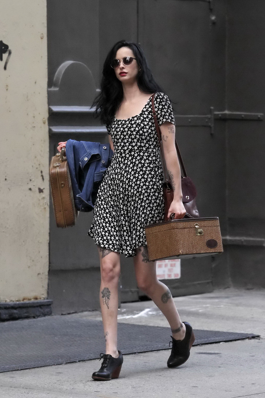 Krysten ritter upskirt in un mini abito con stampa a fiori durante le riprese di asma a nyc
 #75213528