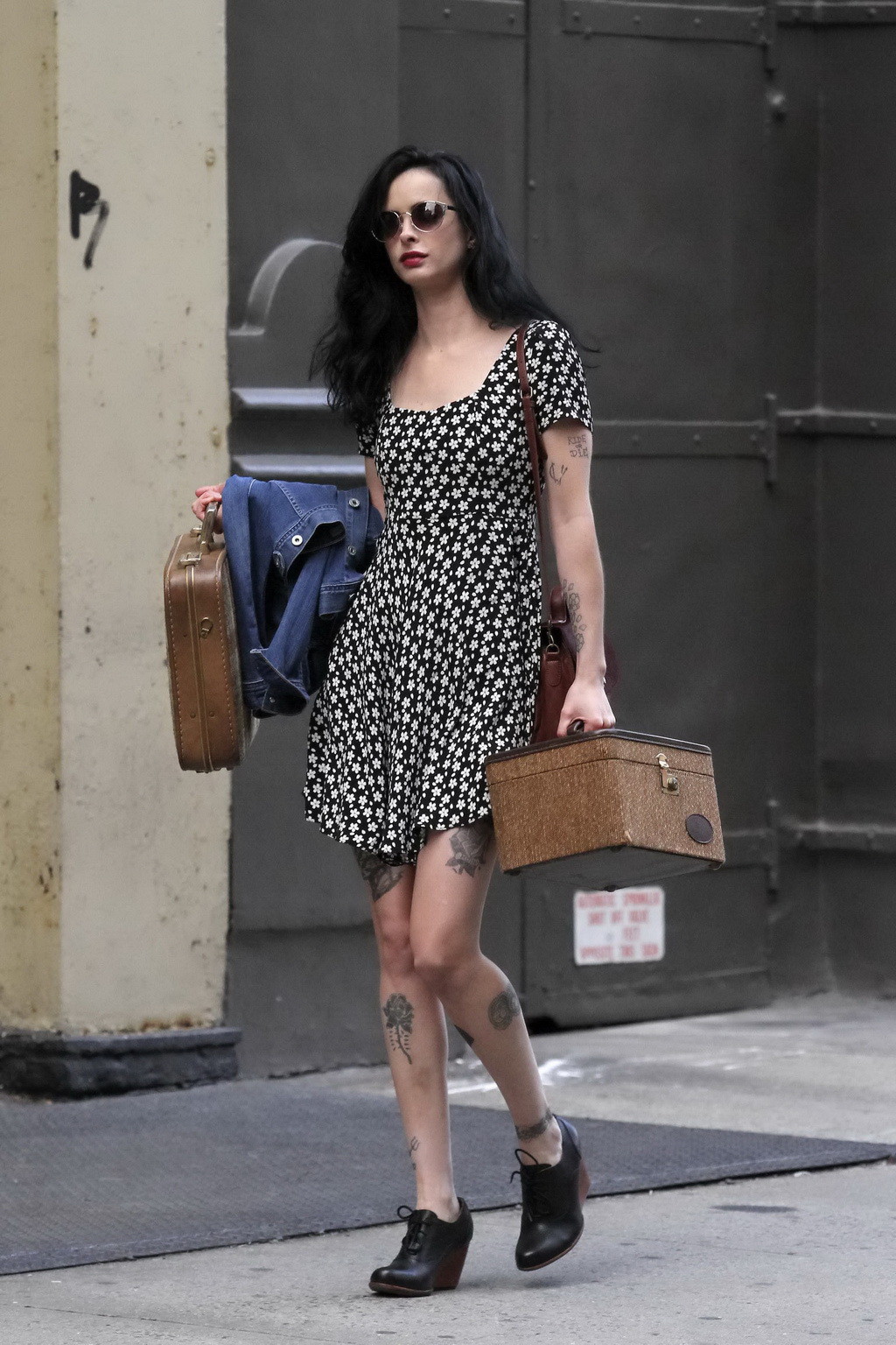 Krysten ritter upskirt in un mini abito con stampa a fiori durante le riprese di asma a nyc
 #75213534