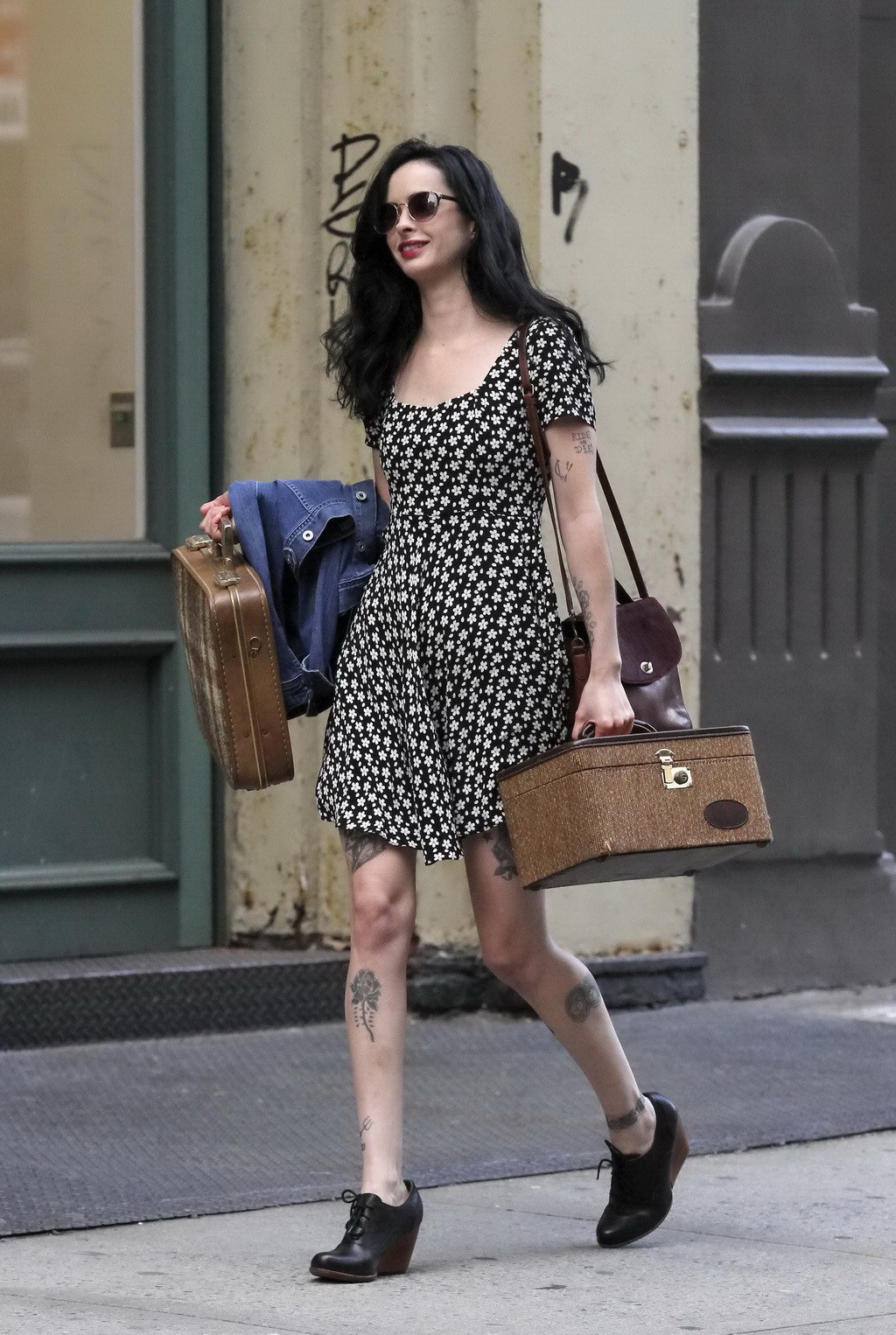 Krysten ritter upskirt in un mini abito con stampa a fiori durante le riprese di asma a nyc
 #75213553