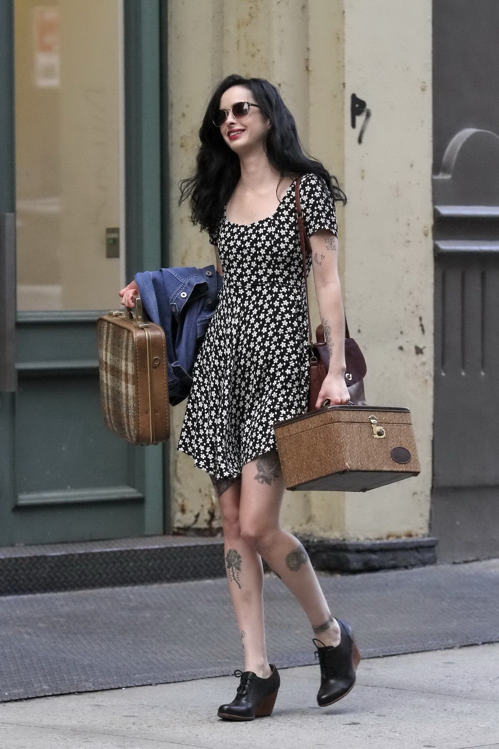 Krysten ritter upskirt in un mini abito con stampa a fiori durante le riprese di asma a nyc
 #75213559