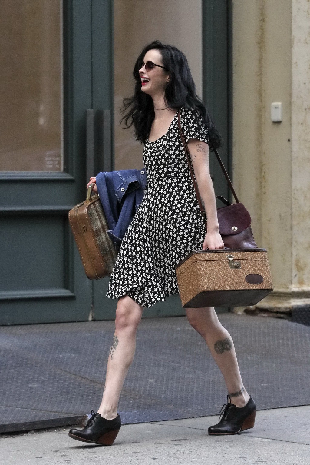 Krysten ritter upskirt in einem Blumendruck-Minikleid während der Dreharbeiten zu Asthma in nyc
 #75213564