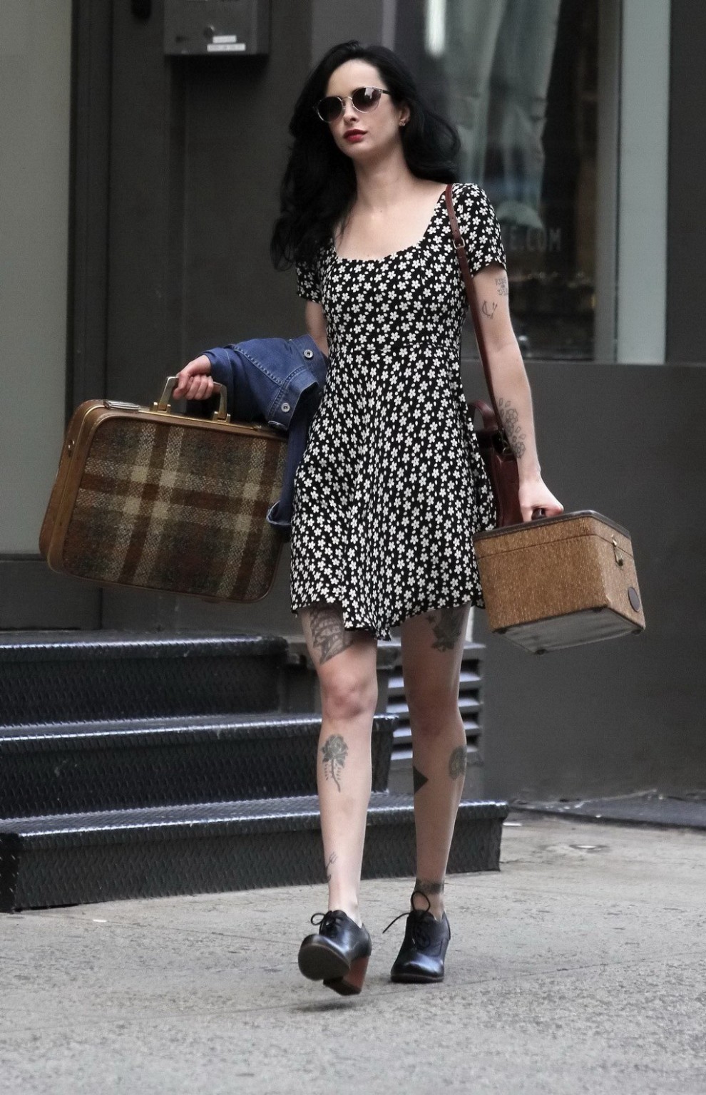 Krysten ritter upskirt in un mini abito con stampa a fiori durante le riprese di asma a nyc
 #75213582