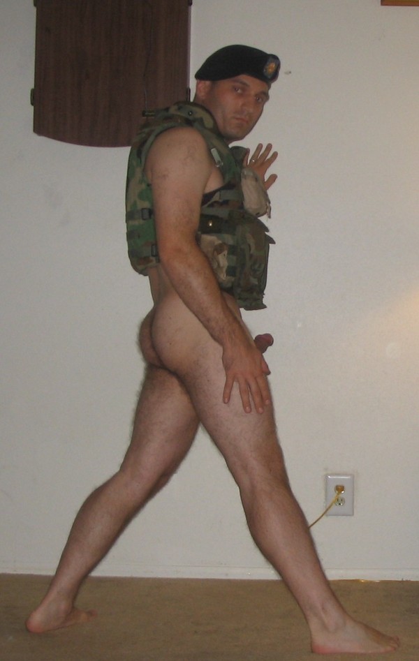 Autofoto de un militar con el culo peludo
 #76944024