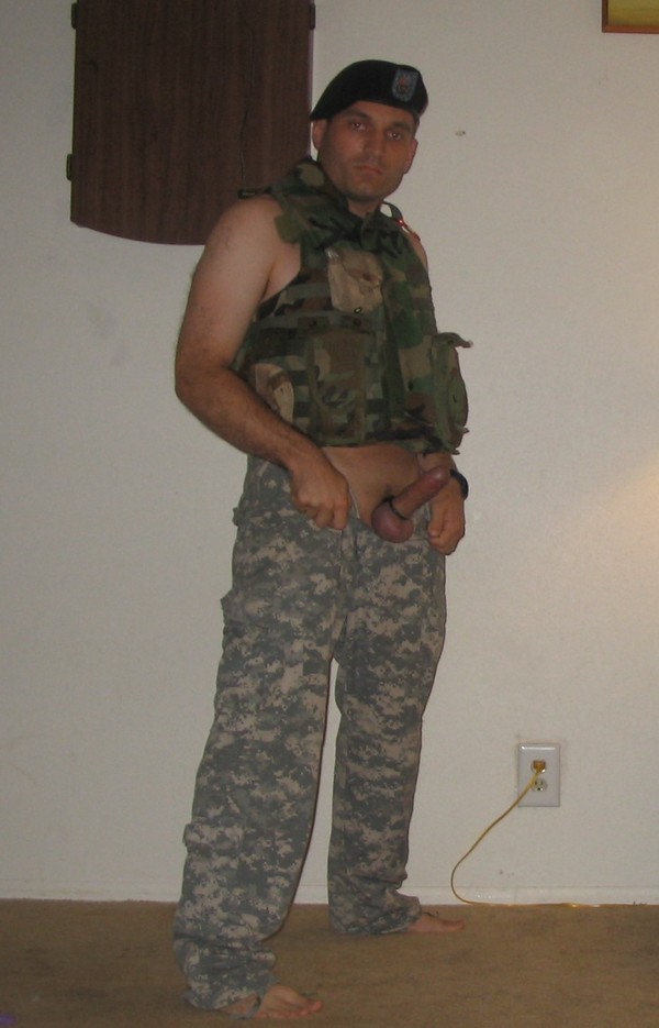 Autofoto de un militar con el culo peludo
 #76944049