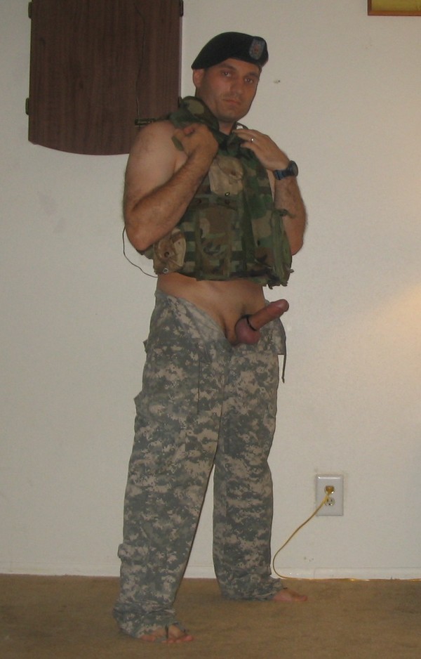 Autofoto de un militar con el culo peludo
 #76944058