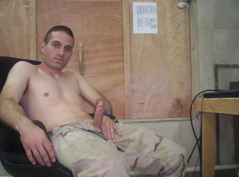 Des photos de l'étalon militaire avec un cul poilu.
 #76944061