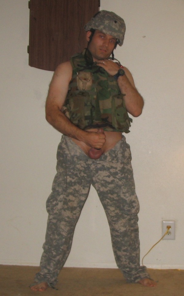 Autofoto de un militar con el culo peludo
 #76944088