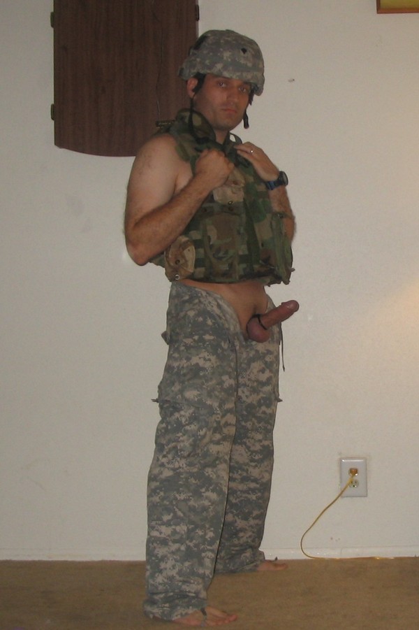Autofoto de un militar con el culo peludo
 #76944093