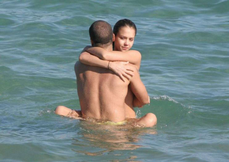 Jessica alba teniendo sexo con un chico en el agua y posando sexy
 #75438813