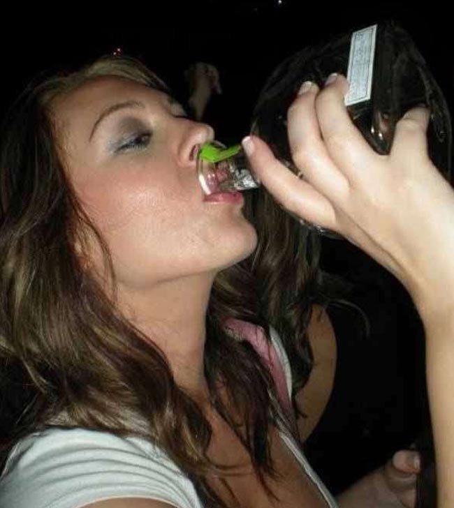 Richtig betrunkene Amateur-Mädchen, die wild werden
 #76395712