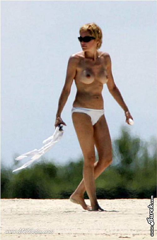 Sharon stone montre sa chatte et ses gros seins sur des photos paparazzi
 #75395483