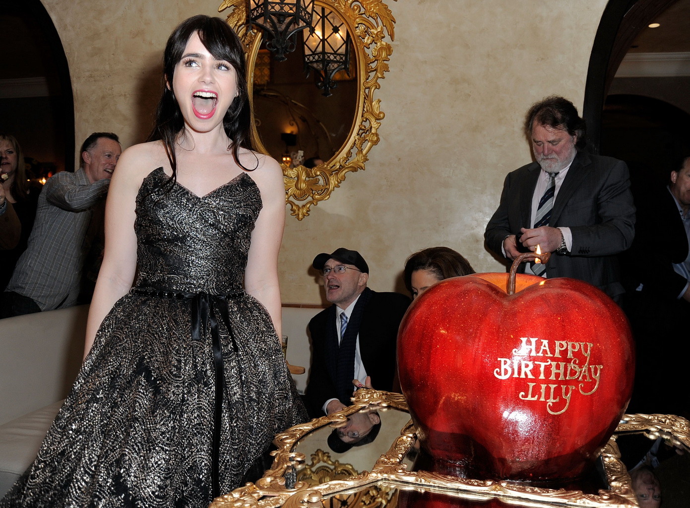 Lily collins sembra molto caldo in abito senza spalline il suo compleanno a specchio-specchio 
 #75270000