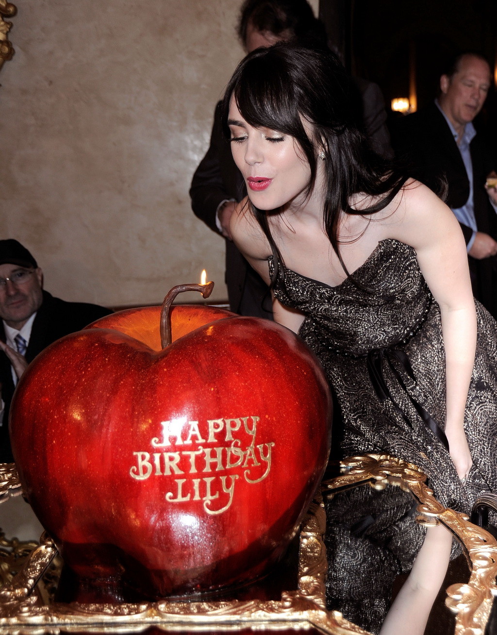 Lily collins sieht sehr heiß in trägerlosem Kleid an ihrem Geburtstag bei mirror-mirror 
 #75270034