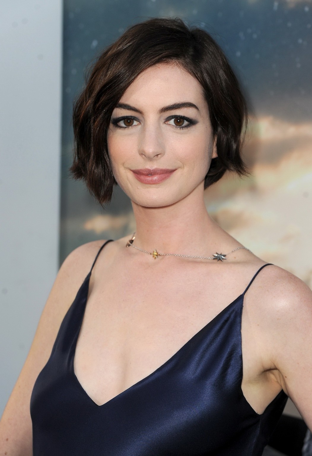 Anne Hathaway senza reggiseno che mostra grande scollatura in un abito viola senza schienale al int
 #75182594