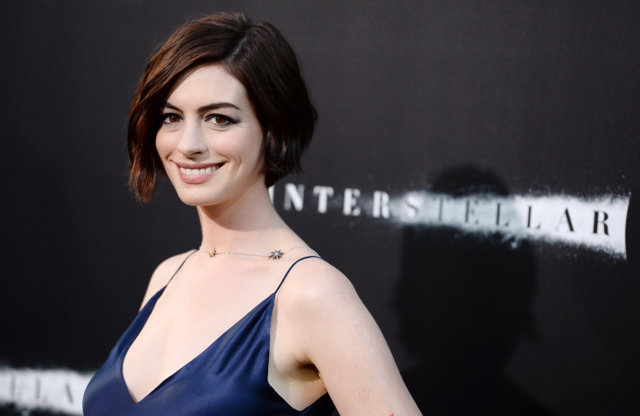 Anne Hathaway senza reggiseno che mostra grande scollatura in un abito viola senza schienale al int
 #75182600