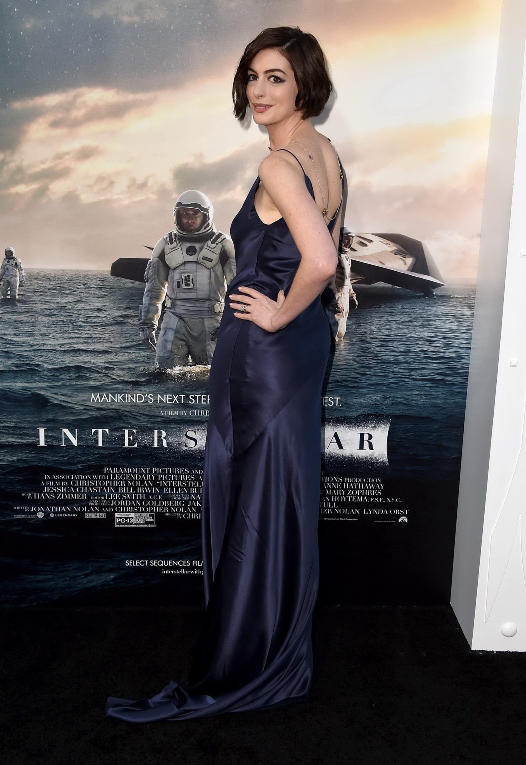 Anne Hathaway senza reggiseno che mostra grande scollatura in un abito viola senza schienale al int
 #75182607