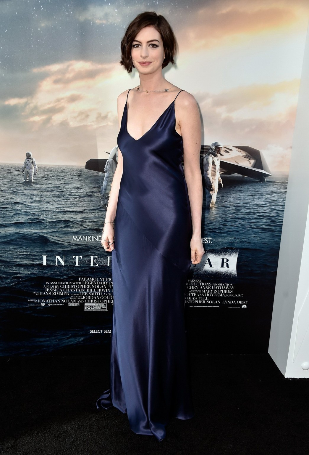 Anne hathaway braless zeigt großen Ausschnitt in einem rückenfreien lila Kleid auf der int
 #75182615