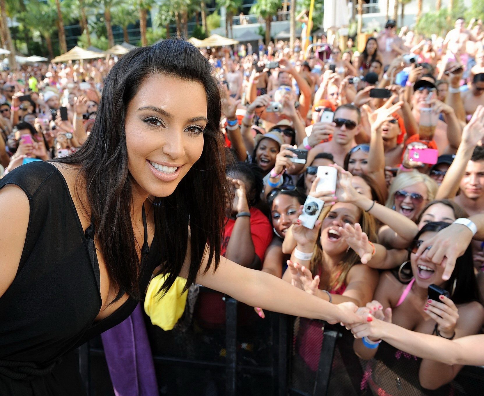 Kim kardashian vollbusig in schwarzem kleid hosting ein rehab sundays pool party bei die ha
 #75261319