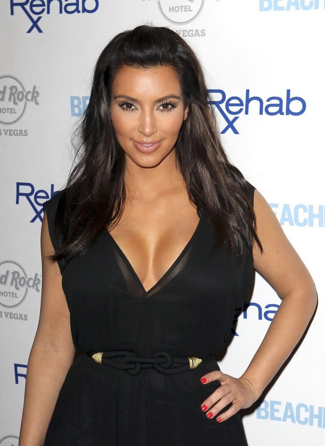 Kim Kardashian busty in abito nero che ospita un rehab sundays pool party al ha
 #75261379