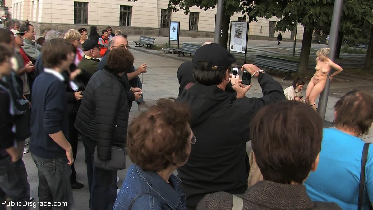 Babe wird ausgezogen, gefesselt und an öffentlichen Plätzen im Freien gefickt
 #71971156