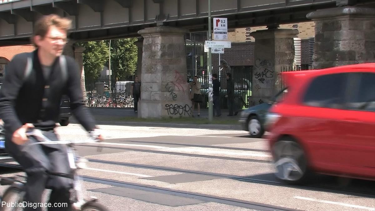 Babe wird ausgezogen, gefesselt und an öffentlichen Plätzen im Freien gefickt
 #71971160