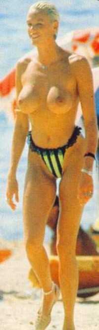 Brigitte Nielsen topless foto paparazzi e lampeggiante figa
 #75443046