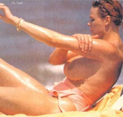 Brigitte Nielsen topless foto paparazzi e lampeggiante figa
 #75443080