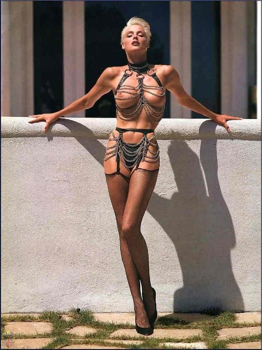 Brigitte Nielsen topless foto paparazzi e lampeggiante figa
 #75443087
