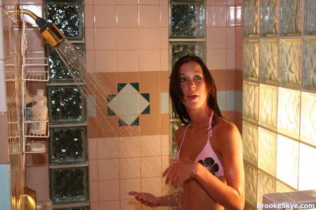 Dolce ragazza bruna che fa la doccia
 #70668452