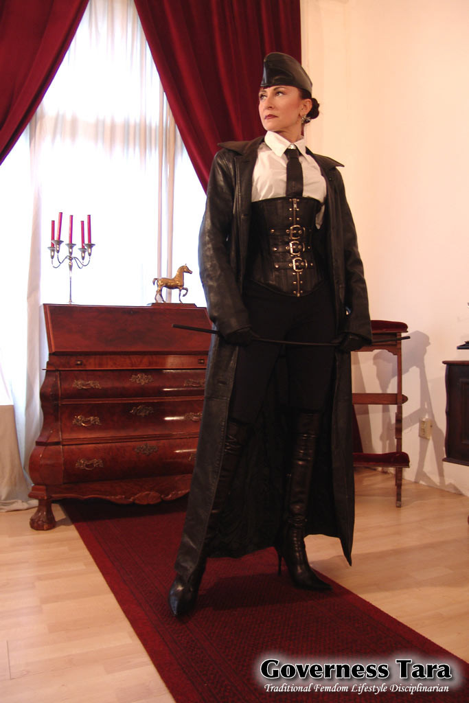 Domina tordue et corsetée pose dans des bottes en cuir à talons aiguilles.
 #72184523