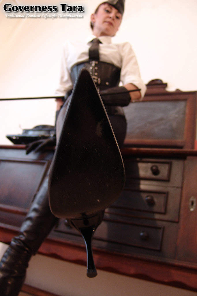 Domina attorcigliata corsetto posa in stivali di pelle con tacco a spillo
 #72184598