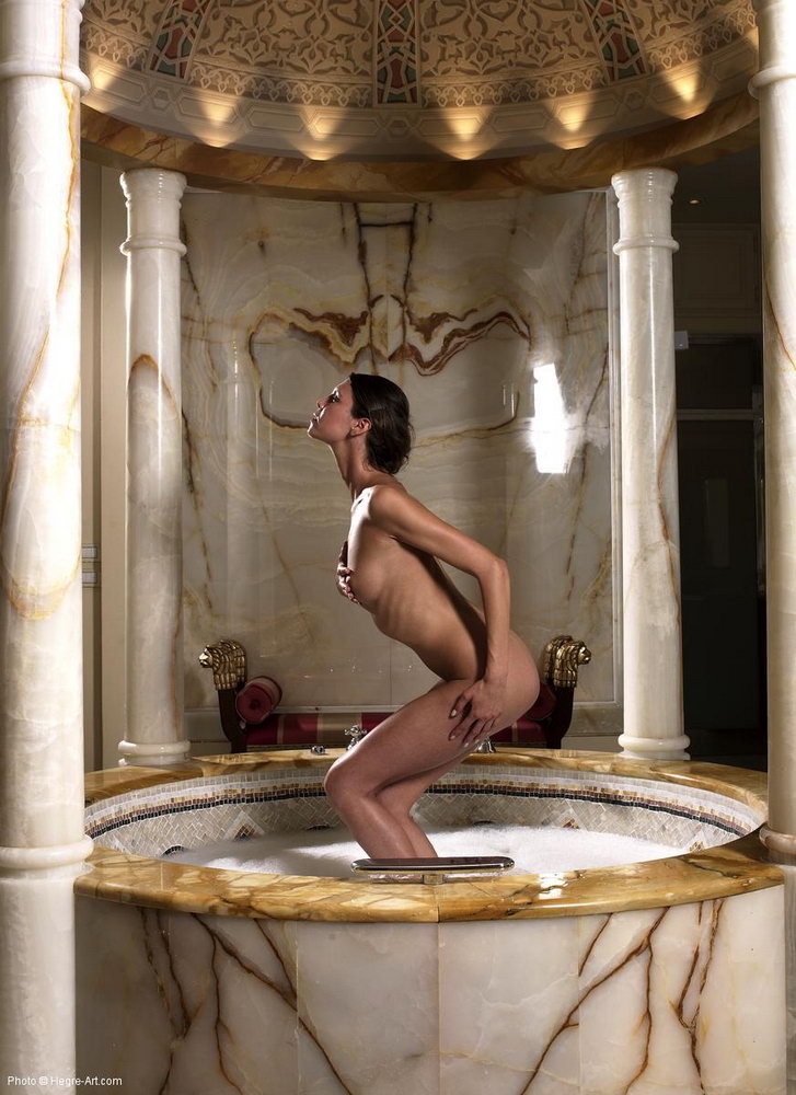 Lune in einer Badewanne
 #68189627