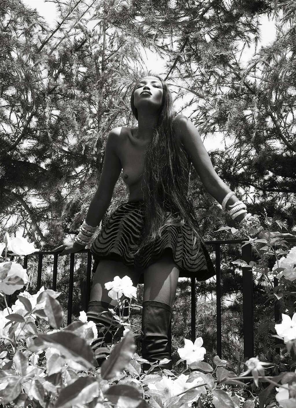 Naomi Campbell montre ses seins et son cul dans un string photographié par des paparazzi.
 #75356399