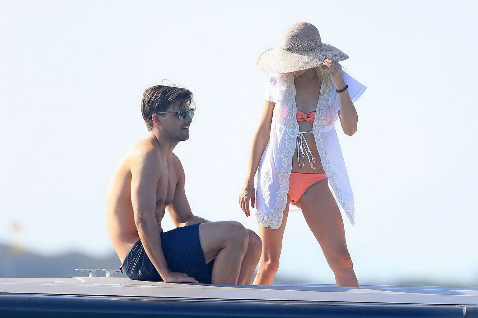 Olivia palermo portant un minuscule bikini et un maillot de bain sur le bateau
 #75156403