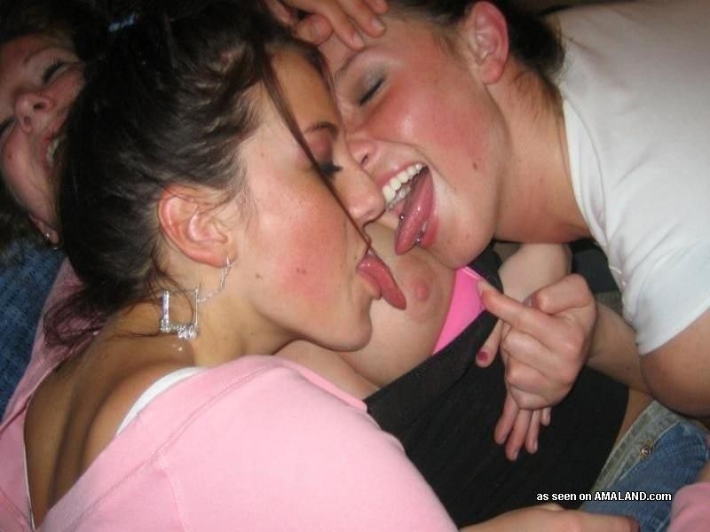 Compilación de lesbianas amateurs dándose placer mutuamente
 #77028451