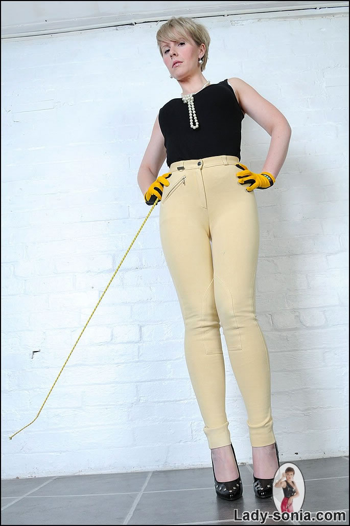 Britische Domina Herrin in hautengen Jodhpurs
 #70407009