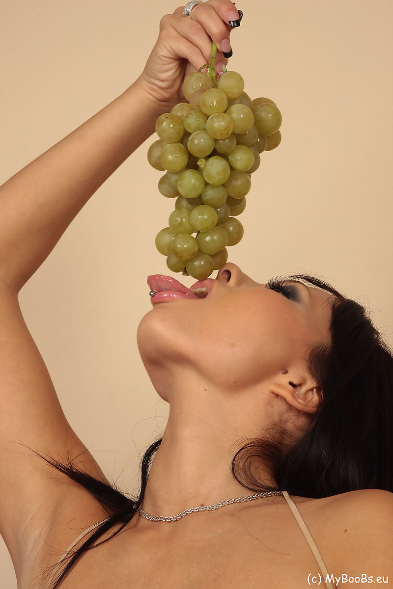 Domino Grapes #71029739