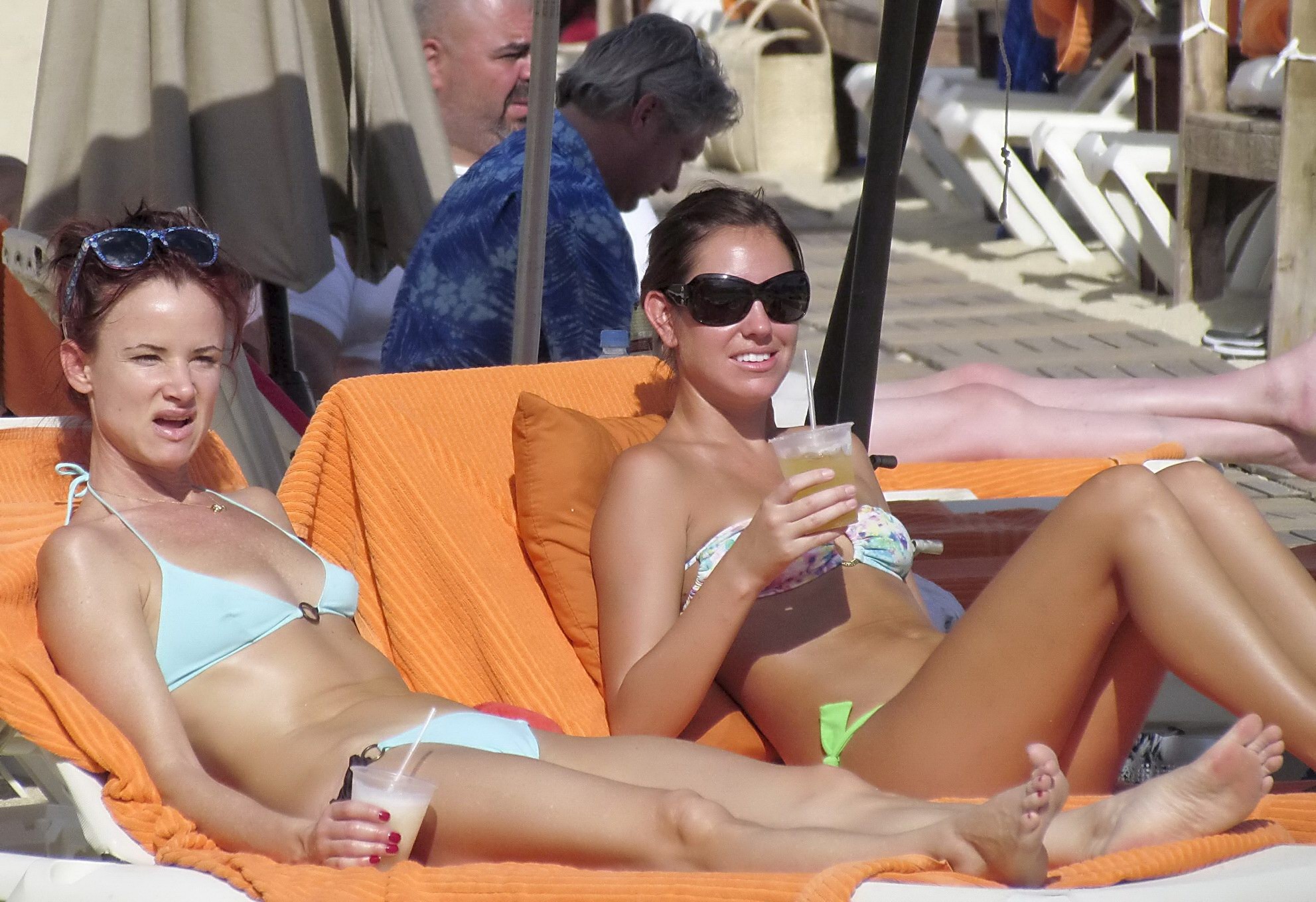 Juliette lewis trägt einen knappen hellblauen Bikini am Strand in Mexiko
 #75239324