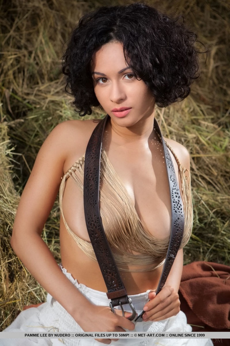 Nacktes vollbusiges Babe in einer Scheune
 #70733525