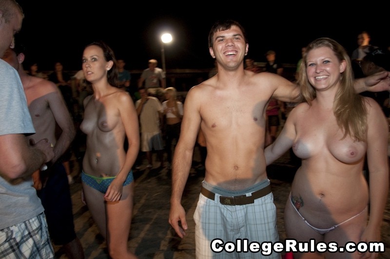 Freche Mädchen genießen Mädchen zu Mädchen Sex auf der College-Party
 #77090718